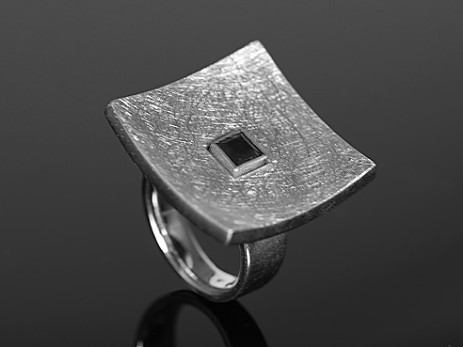 Ring, Silber mit Saphit-Carré in Gelbgoldfassung